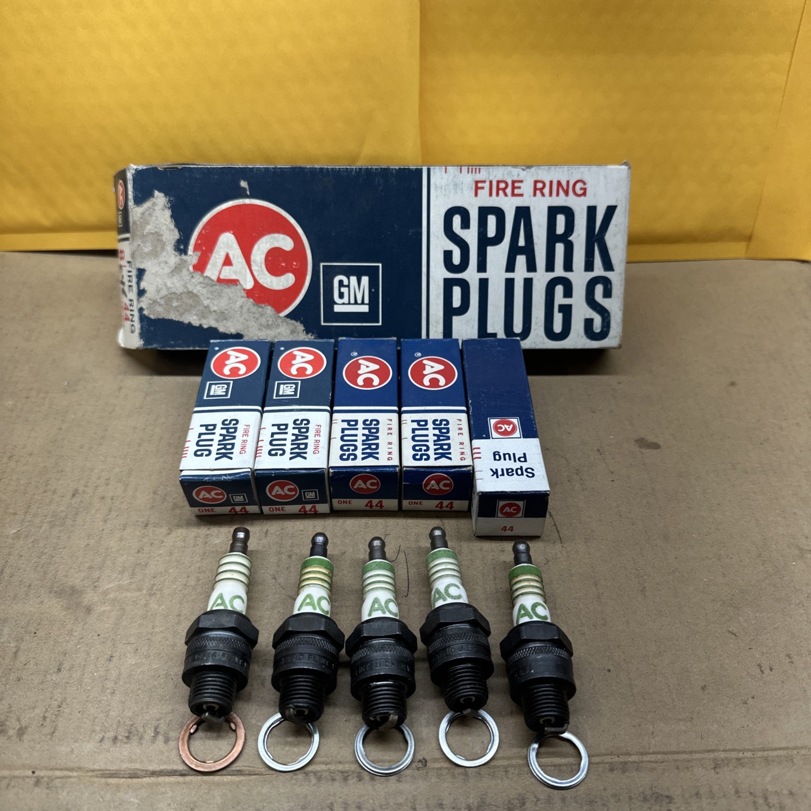 5 NOS.. AC-44 Spark Plugs ‘4 equal Green Rings’ .. MADE IN USA .. GM 1559492 5 NOS.. AC-44 Spark Plugs ‘4 equal Green Rings’ .. MADE IN USA .. GM 1559492
