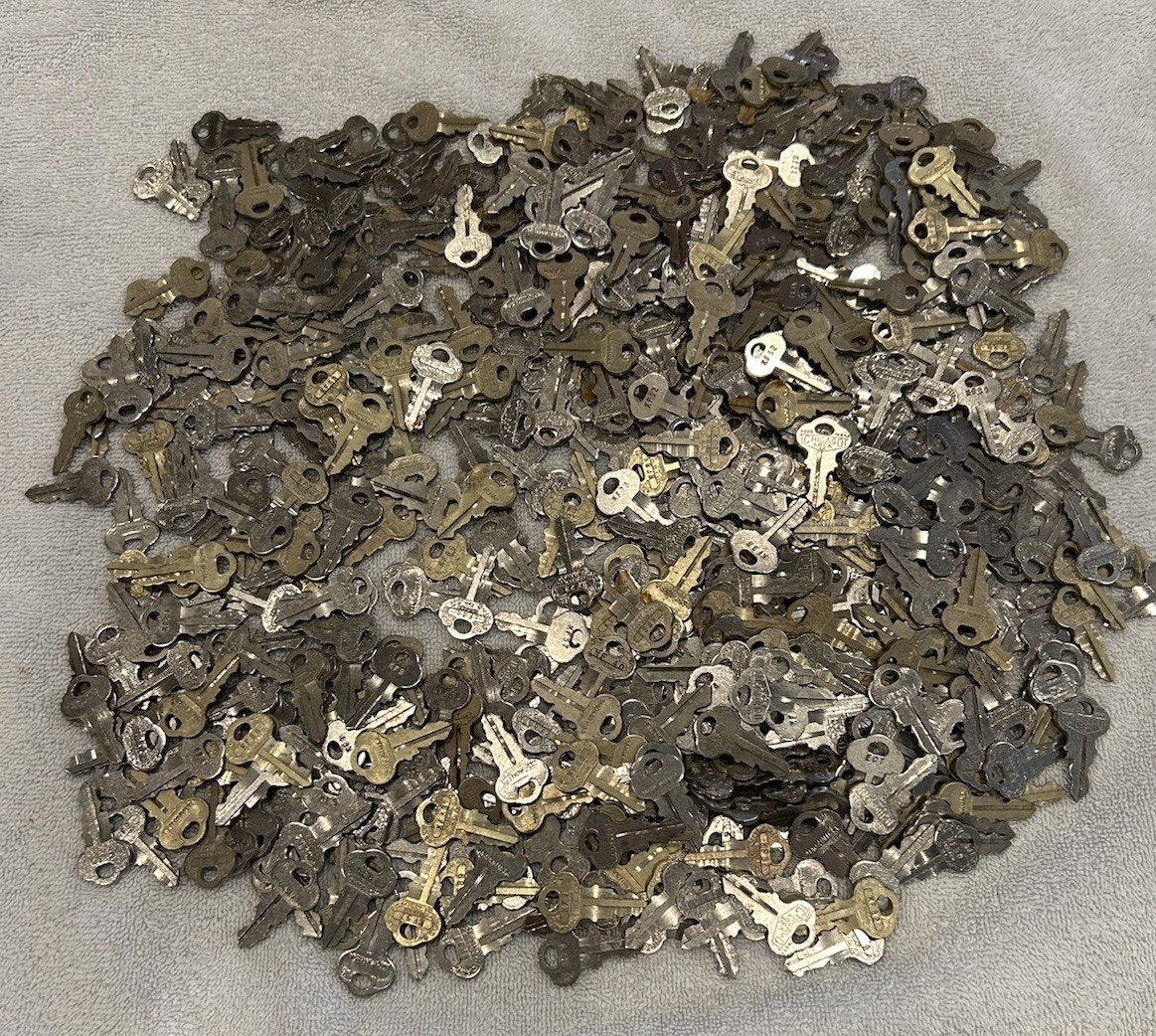 Over 550 KF Vintage Johnson Evinrude ?Chicago Lock Ignition Keys - Vending? Over 550 KF Vintage Johnson Evinrude ?Chicago Lock Ignition Keys - Vending?
