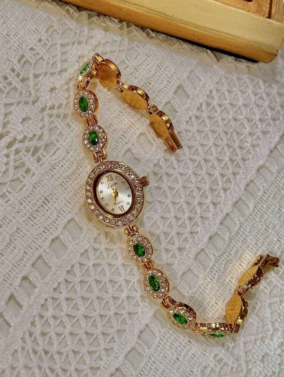 Women’s Gold And Green Crystal Vintage Luxury Oval Watch Women’s Gold And Green Crystal Vintage Luxury Oval Watch