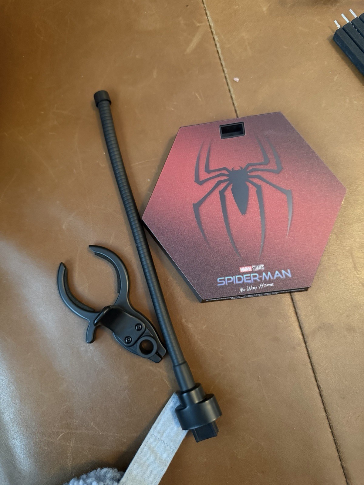 Hot Toys Friendly Neighborhood Spider-Man Tobey Maguire Stand & Base 1:6 Scale Hot Toys Friendly Neighborhood Spider-Man Tobey Maguire Stand & Base 1:6 Scale