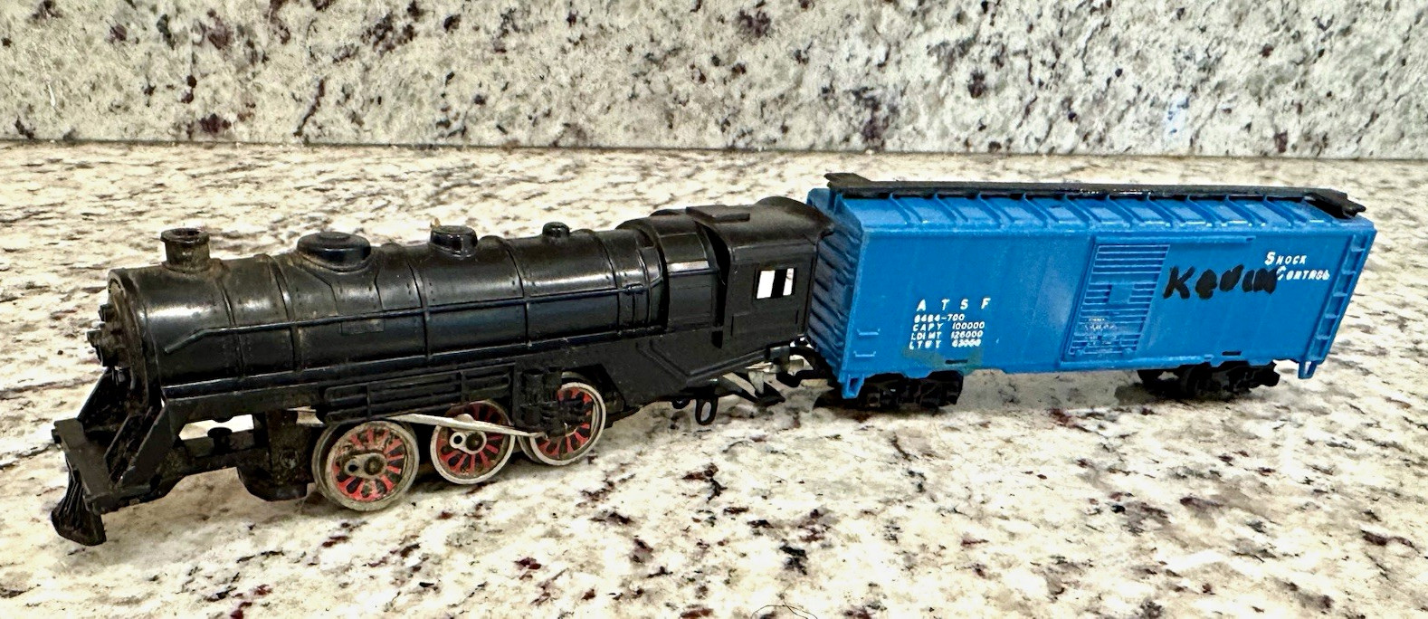 Lionel O Gauge Santa Fe #671 2-6-2 Steam Locomotive & ATSF Boxcar Lionel O Gauge Santa Fe #671 2-6-2 Steam Locomotive & ATSF Boxcar