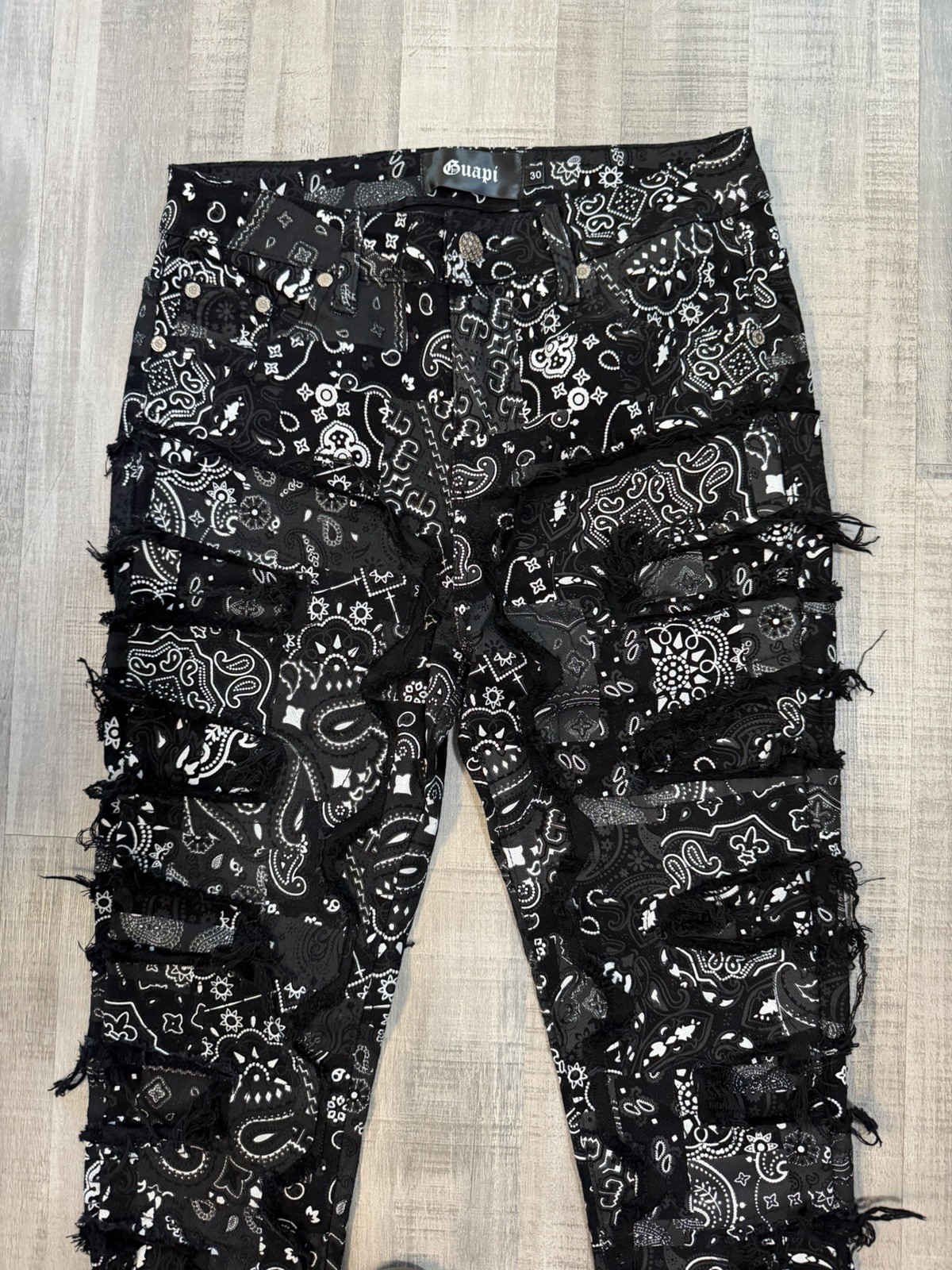GUAPI Jeans Mens 30 Black White Bandana Paisley Stacked Distressed 38 Inseam