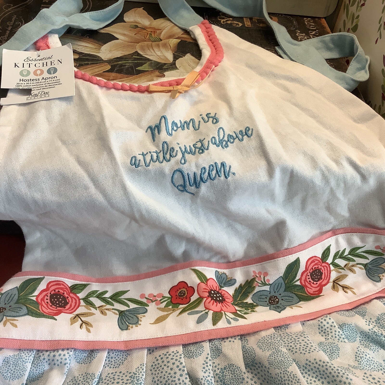 NEW/NWT~Susan Winget~Apron~”Mom Is A Title Just Above Queen”Colorful/Quality  