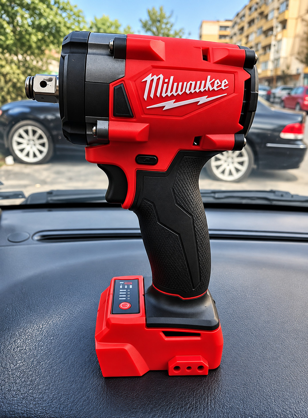 Milwaukee 1/2' Brushless Cordless Impact Wrench 650N.m 3500RPM Milwaukee 1/2' Brushless Cordless Impact Wrench 650N.m 3500RPM