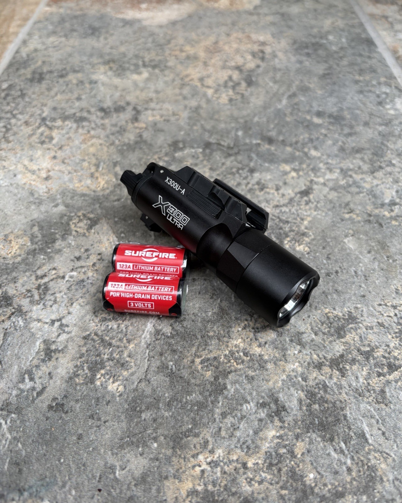 SureFire X300U-A Ultra High Output, 1000 Lumens LED Weaponlight WITH BATTERIES