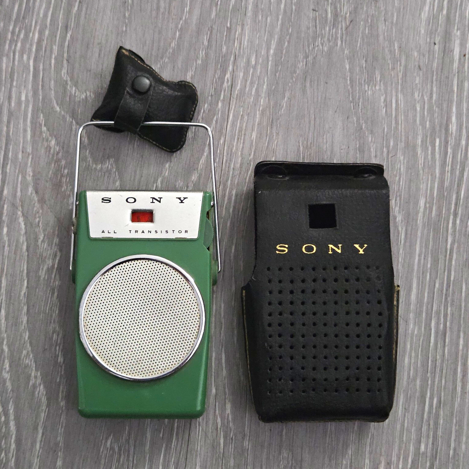 Sony All Transistor Portable Transistor Radio Green w/ Black SONY Case Vintage Sony All Transistor Portable Transistor Radio Green w/ Black SONY Case Vintage