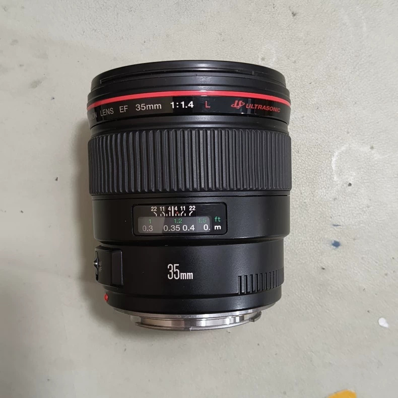 Canon EF 35mm f/1.4 L USM Lens with Hood for Canon EF Mount Excellent