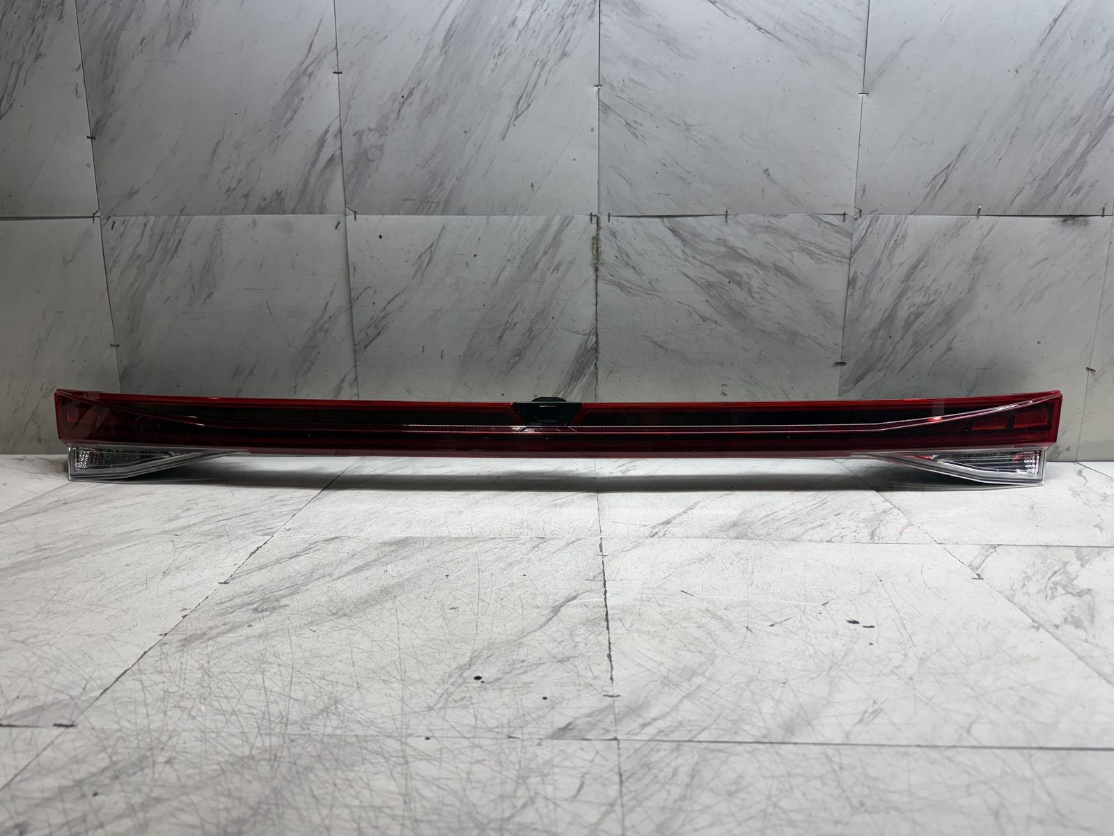 2021 2023 HYUNDAI ELANTRA CENTER TAILLIGHT OEM HALOGEN REAR TAIL GATE 92409AA120
