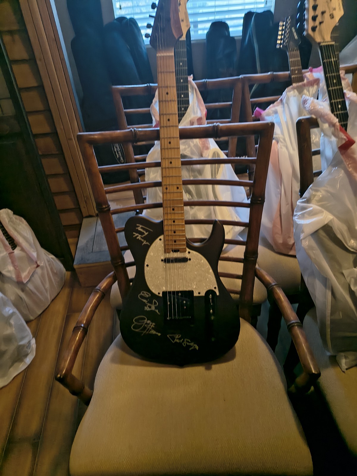 Kiss Signed Electric Guitar Multi-Signature Kiss Signed Electric Guitar Multi-Signature