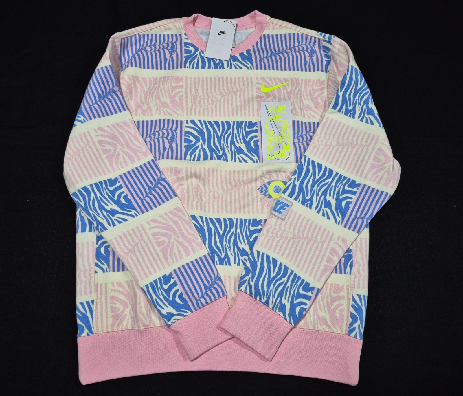 Nike rare Sportswear Club Fleece Trippy Safari Sweatshirt Pink FN1469-113 Nike rare Sportswear Club Fleece Trippy Safari Sweatshirt Pink FN1469-113
