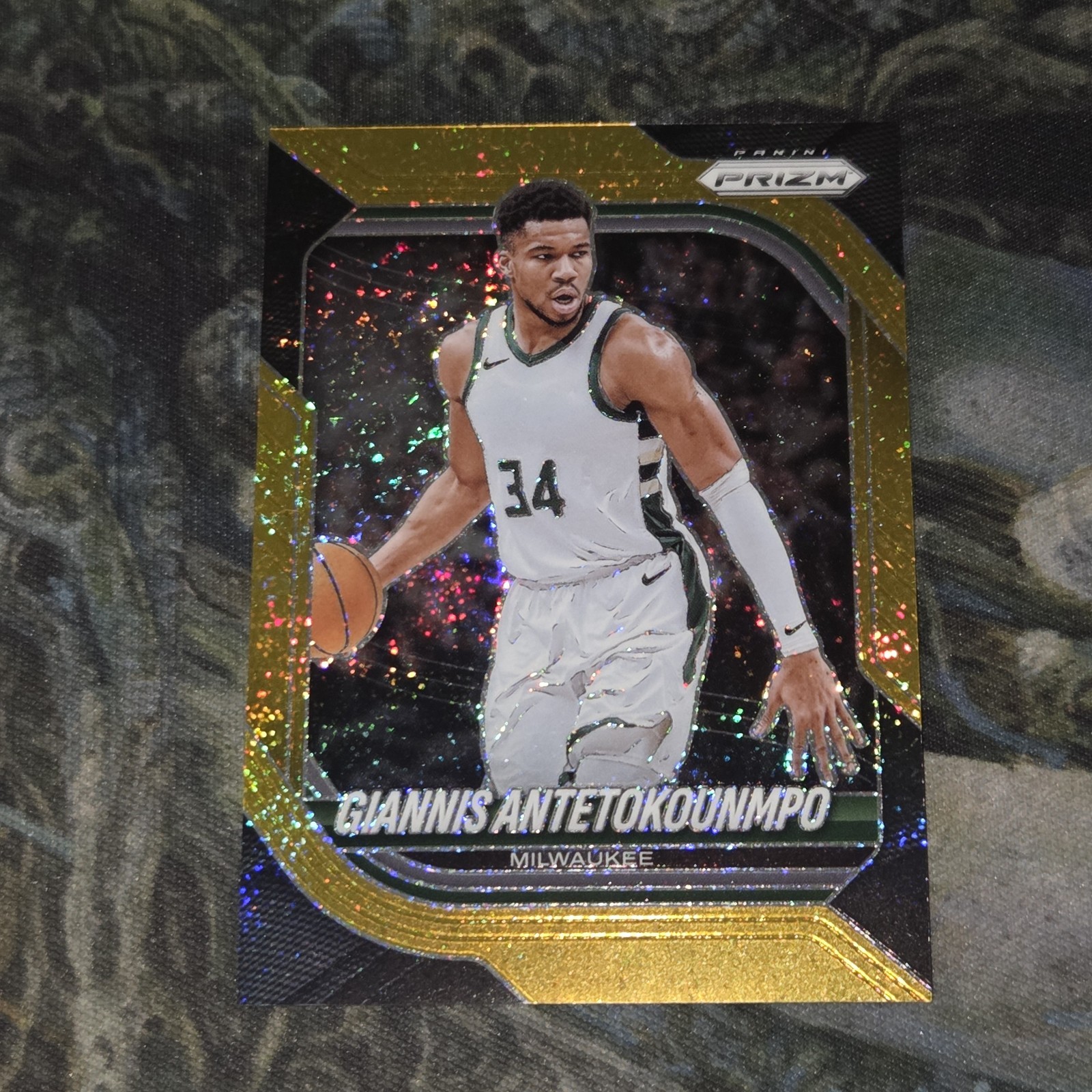 2025-26 Panini Prizm Giannis Antetokounpo Gold Glitter Refractor 1/10 2025-26 Panini Prizm Giannis Antetokounpo Gold Glitter Refractor 1/10