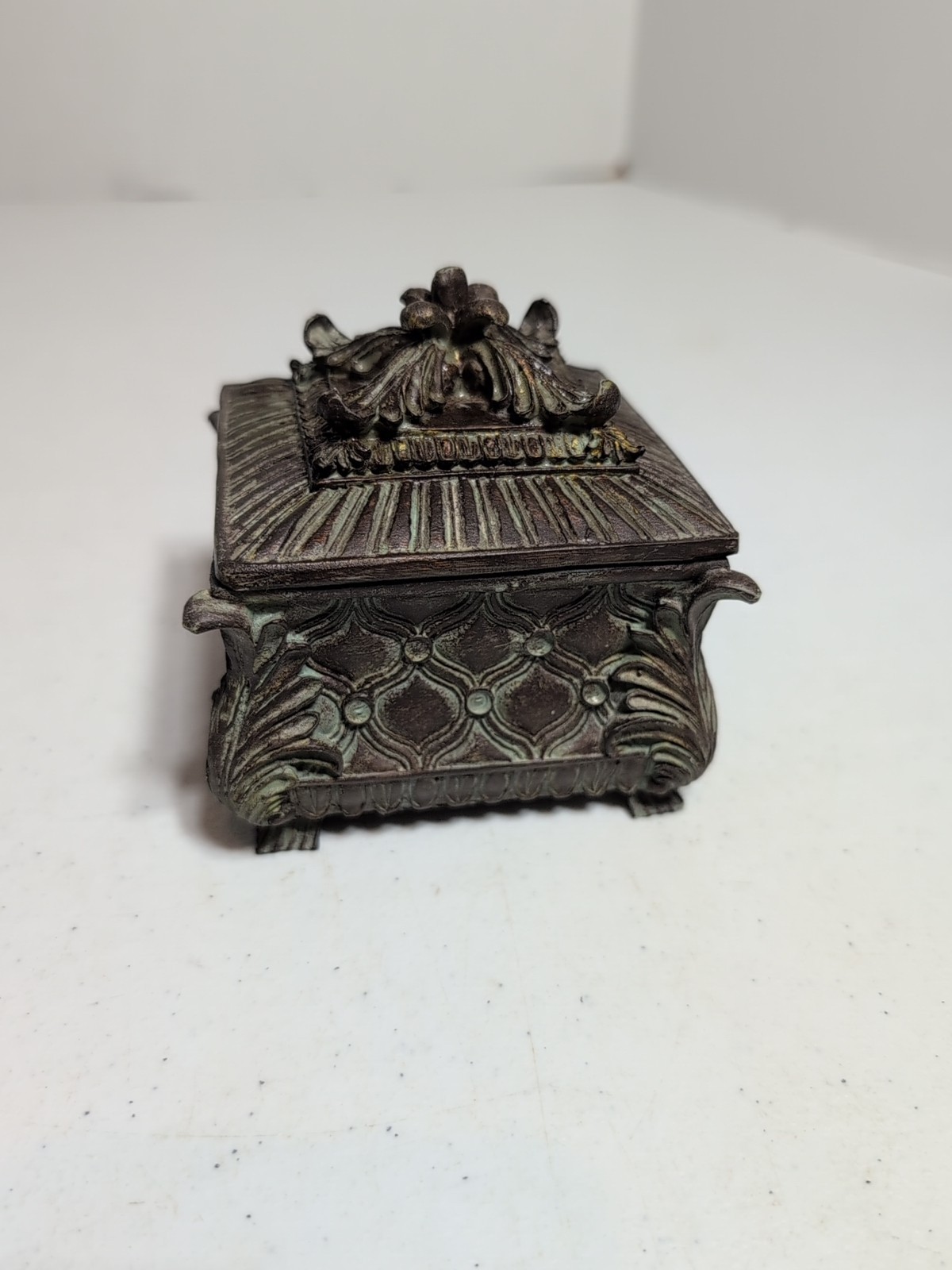 Trinket Box Beautiful Vintage Condition Ornate 3.5-in Square, Resin. Trinket Box Beautiful Vintage Condition Ornate 3.5-in Square, Resin.