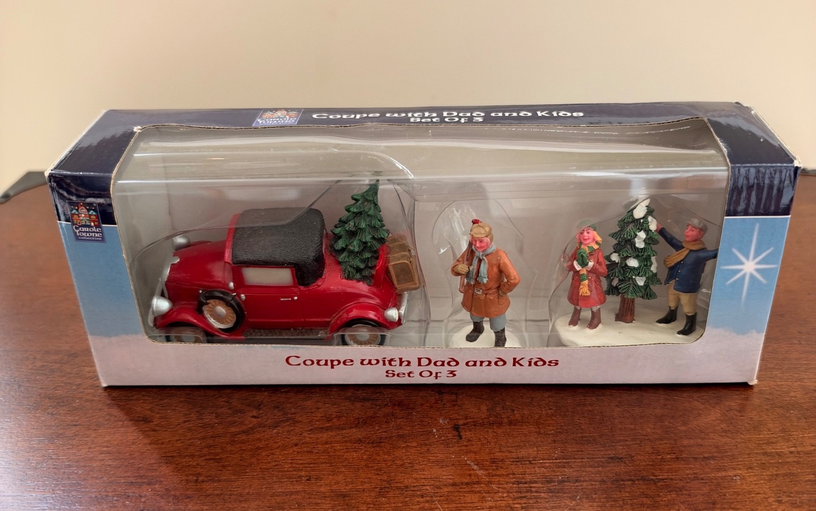 Lemax Carole Towne Coupe with Dad and Kids Set of 3 Lemax Carole Towne Coupe with Dad and Kids Set of 3