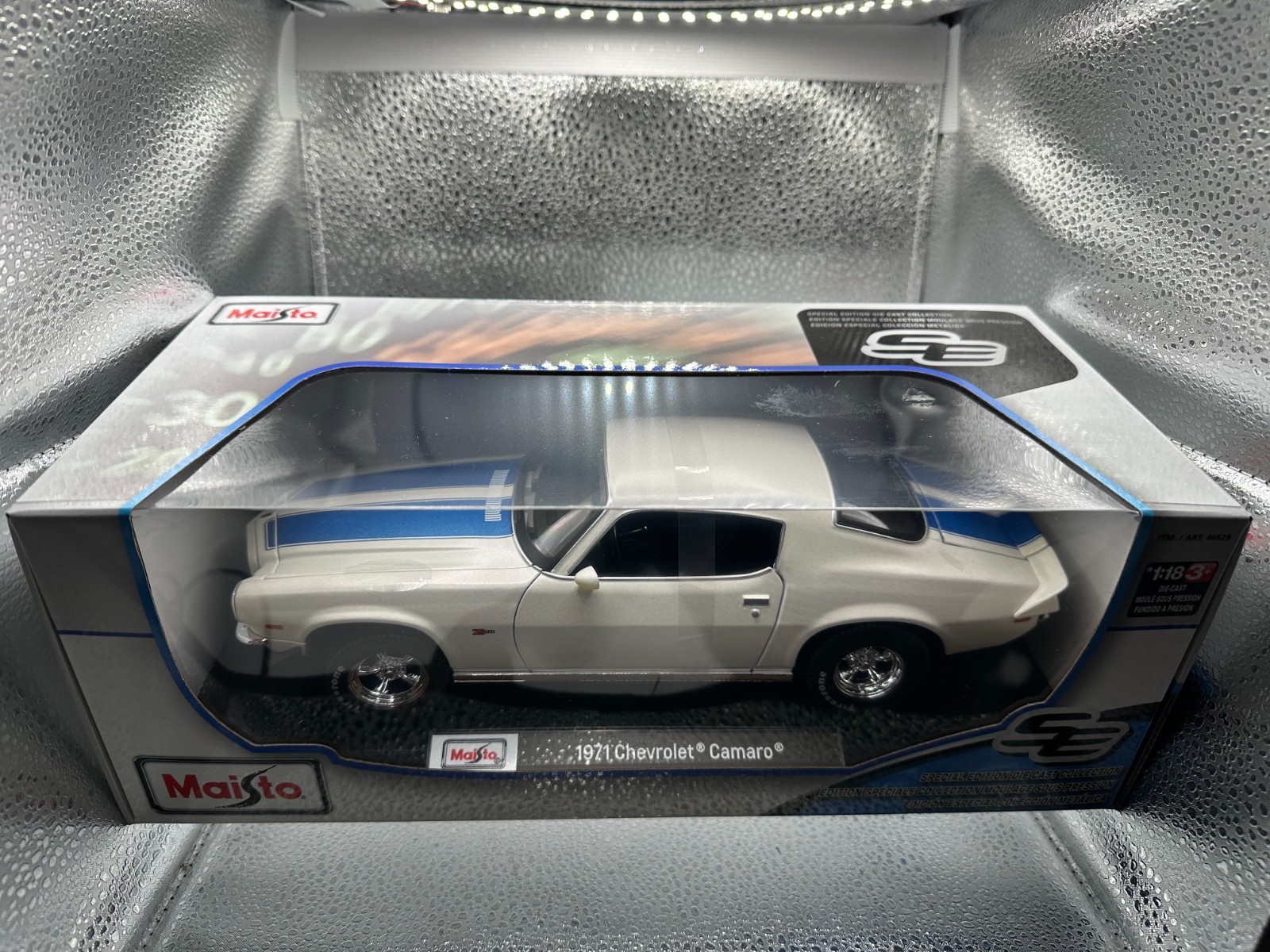 MAISTO 1:18 Model Special Edition 1971 Chevrolet Camaro ⬜ White / Blue Stripe 🟦 MAISTO 1:18 Model Special Edition 1971 Chevrolet Camaro ⬜ White / Blue Stripe 🟦