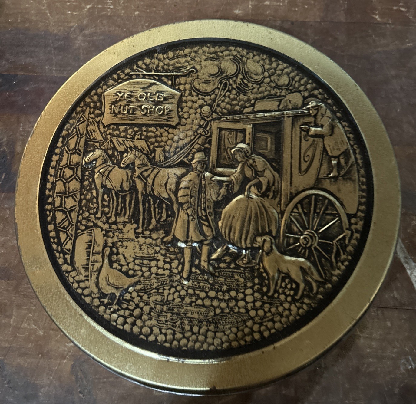 Vtg Peterson’s 8.5” Round Metal Tin Gold Tone Carriage Horses Victorian Regency Vtg Peterson’s 8.5” Round Metal Tin Gold Tone Carriage Horses Victorian Regency
