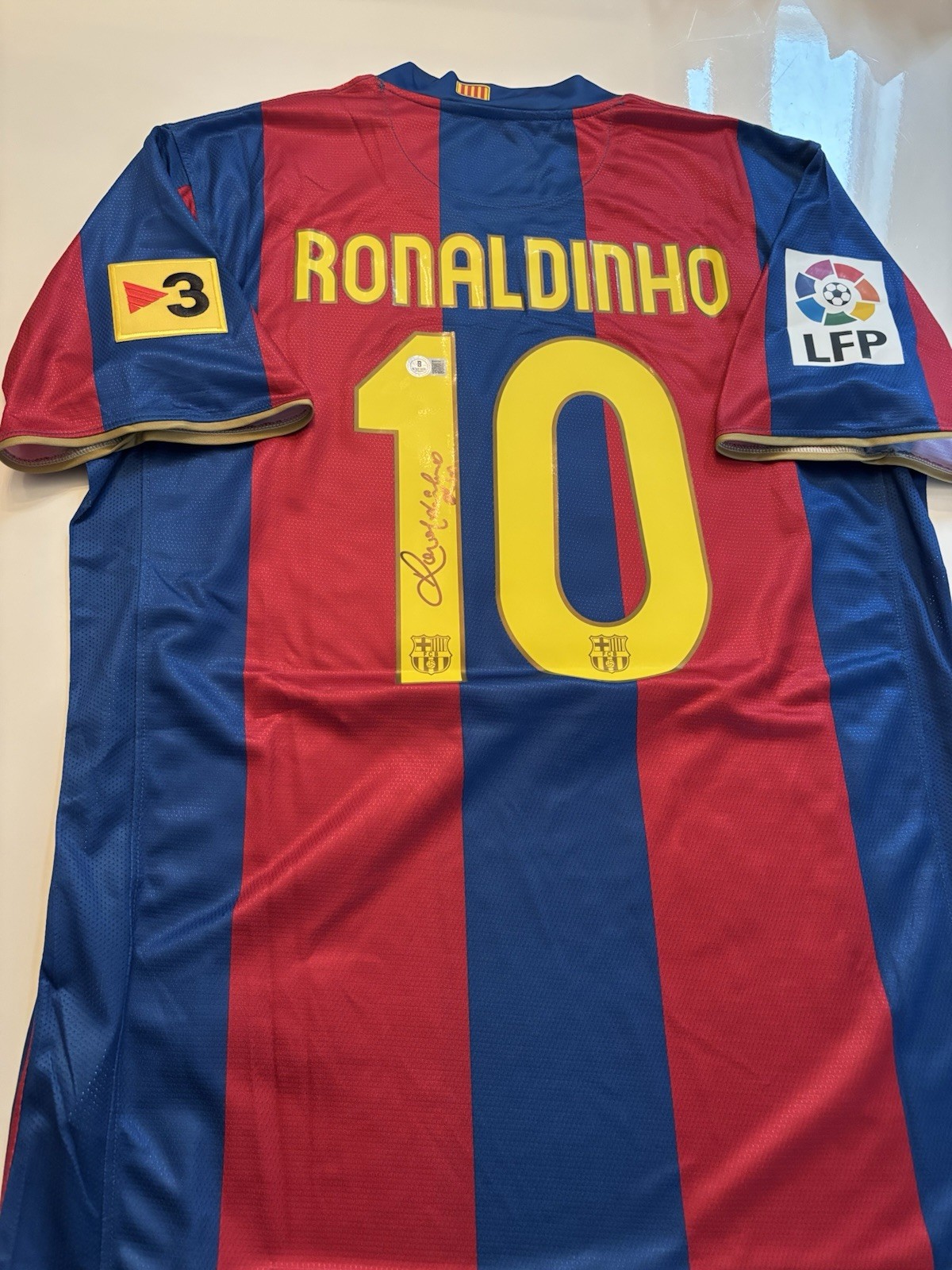 🔥⚽️ Ronaldinho FC Barcelona Hand Signed Retro Jersey Beckett COA ⚽️🔥 🔥⚽️ Ronaldinho FC Barcelona Hand Signed Retro Jersey Beckett COA ⚽️🔥