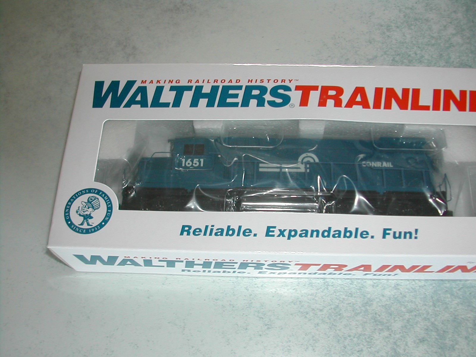Walthers Trainline ~ HO Scale ~ EMD GP15-1 ~ Standard DC ~ Conrail ~ 931-2502