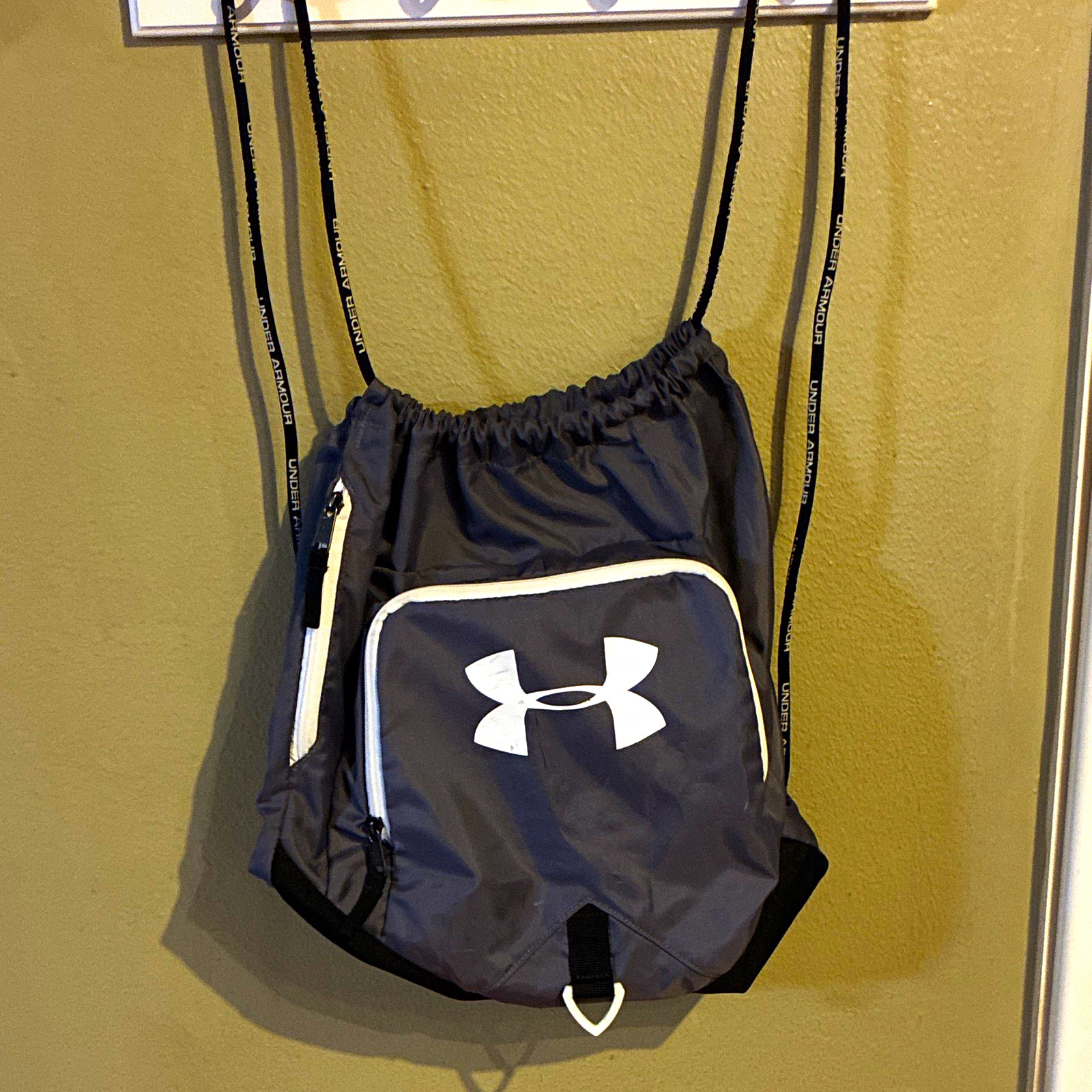 Under Armour Gray Drawstring Backpack Sackpack w/ Front Zip Pocket, Unisex Under Armour Gray Drawstring Backpack Sackpack w/ Front Zip Pocket, Unisex