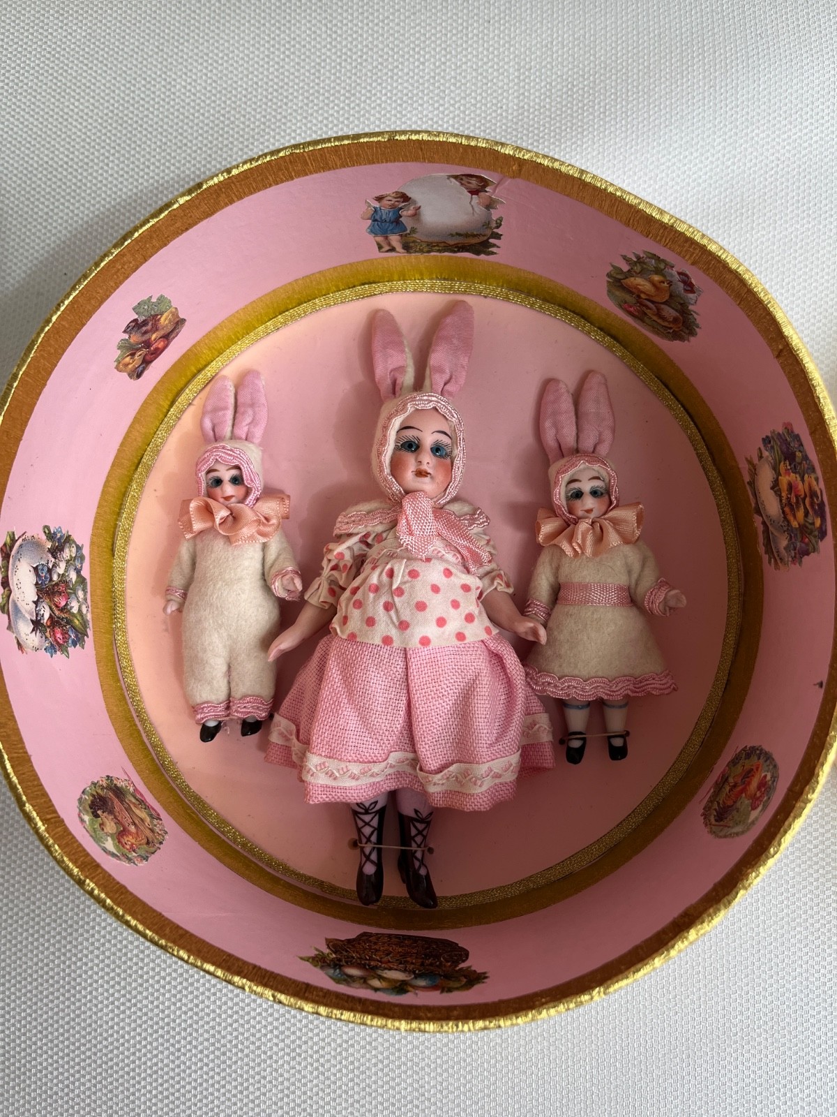 Beautiful antique presentation box with dolls and accessories Gebrüder Kühnlenz Beautiful antique presentation box with dolls and accessories Gebrüder Kühnlenz