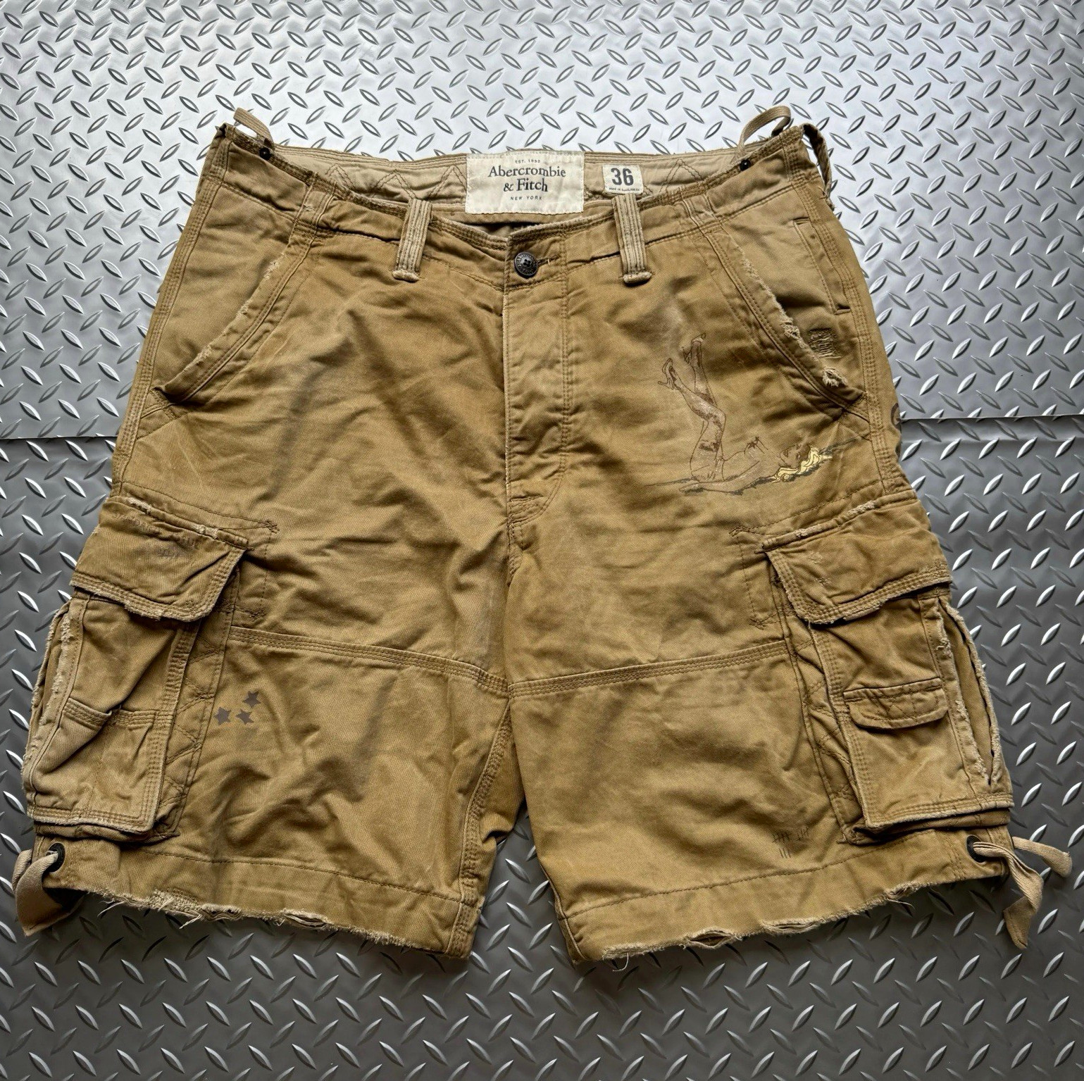 Vintage Abercrombie & Fitch Men\'s Beige Cargo Shorts Cotton Canvas Distressed 36 Vintage Abercrombie & Fitch Men\'s Beige Cargo Shorts Cotton Canvas Distressed 36