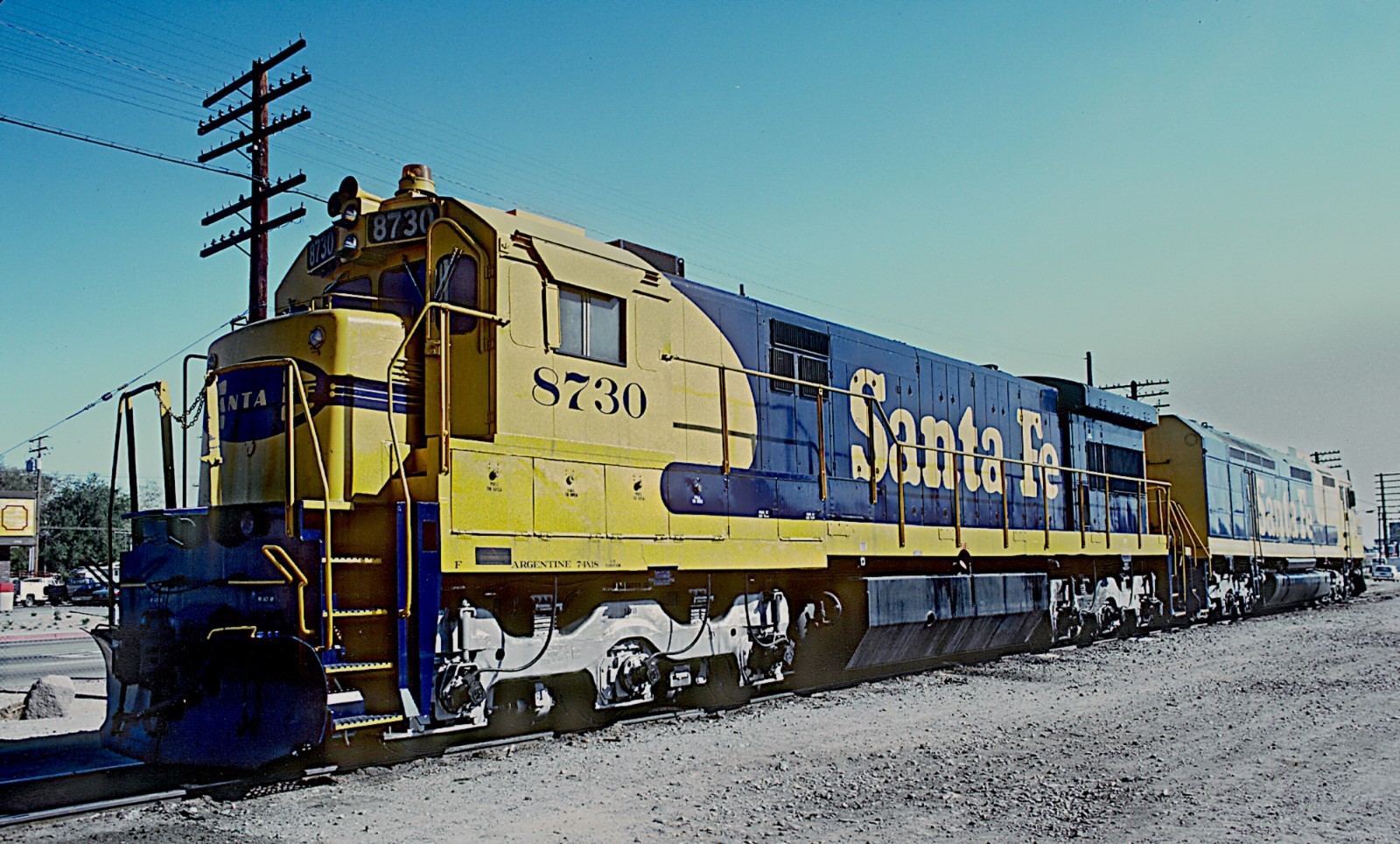 AT&SF FP45u 5991 and U36C 8730 in Mojave, CA in Oct 1983 8.5 x 11 Photo