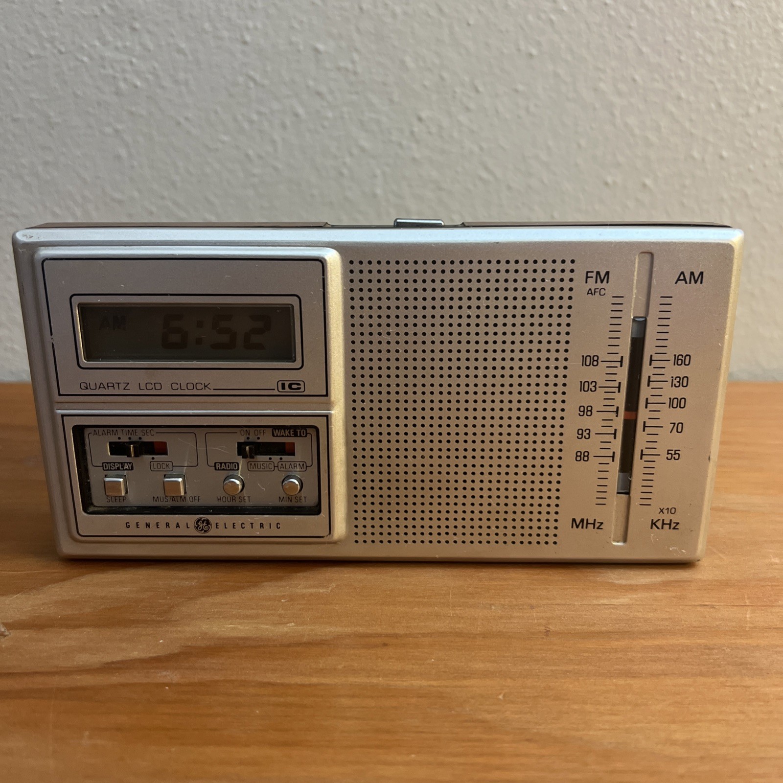 Vintage GE General Electric 7-2100A Pocket Clock Radio AM/FM - Parts/Repair