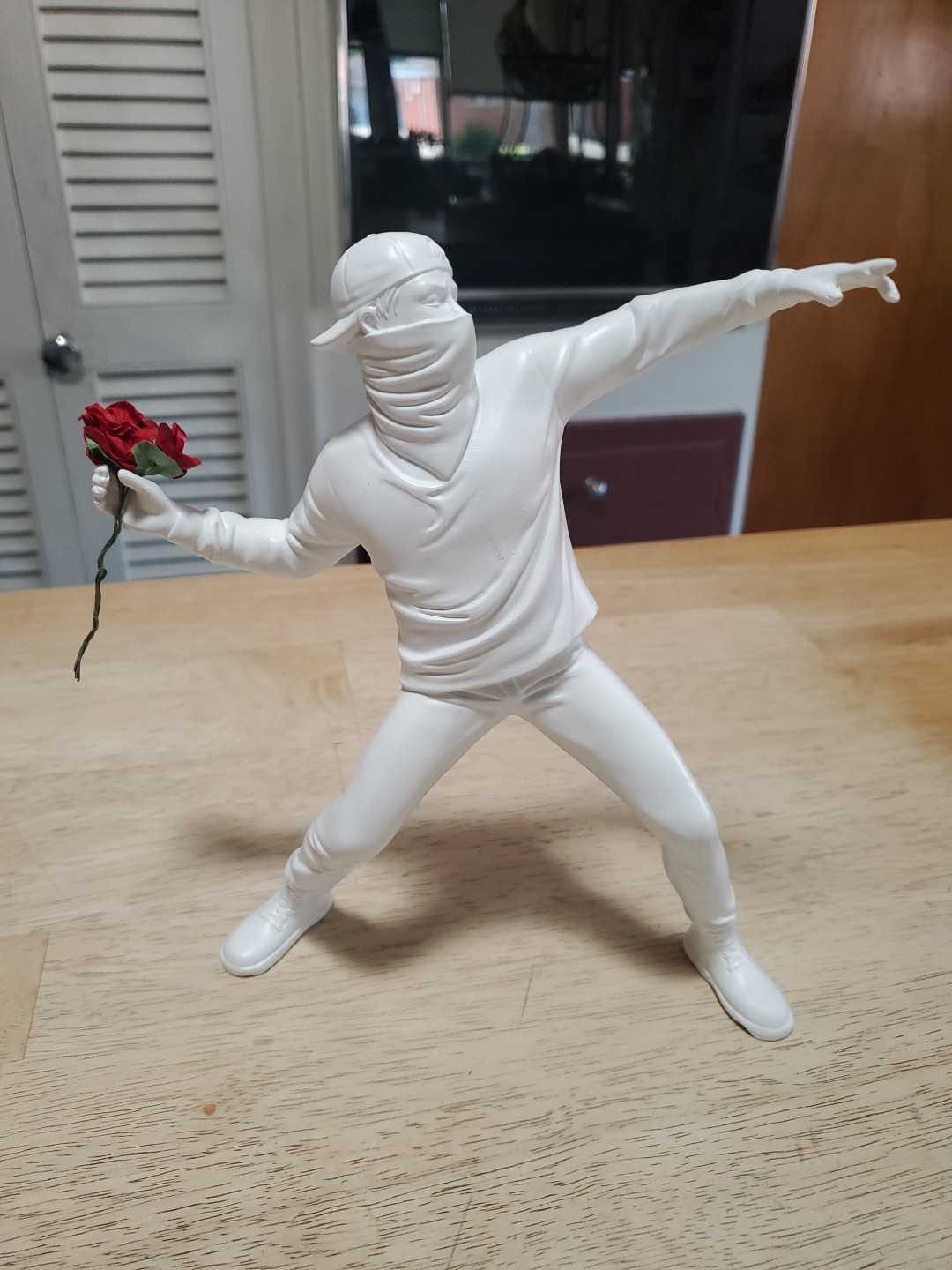 Banksy Dismaland FLOWER THROWER Sculpture (White) RARE. Banksy Dismaland FLOWER THROWER Sculpture (White) RARE.
