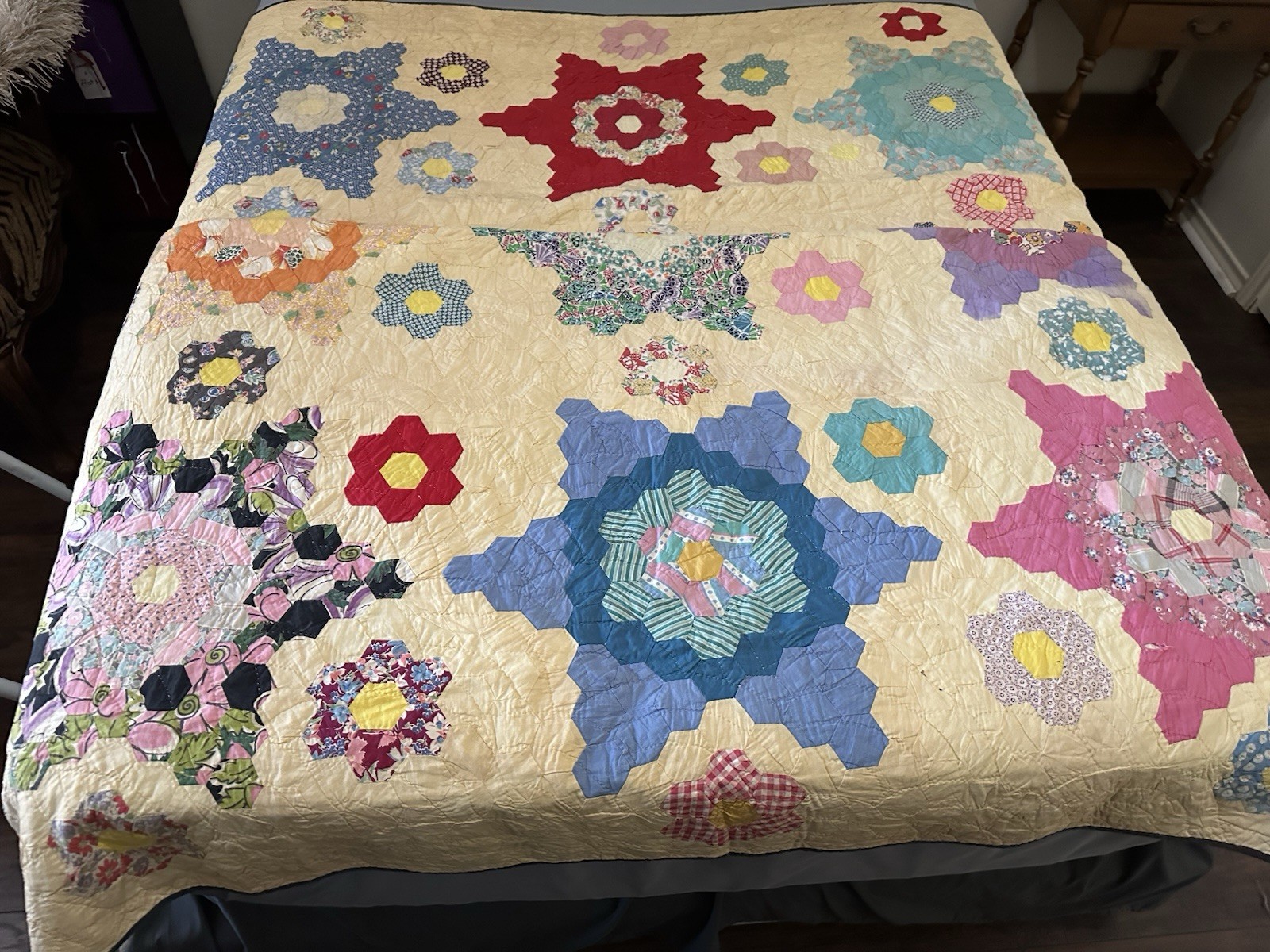 Vintage Grandma\'s Flower Garden Quilt Circa 1940’s 64”x92” - Very Nice Vintage Grandma\'s Flower Garden Quilt Circa 1940’s 64”x92” - Very Nice