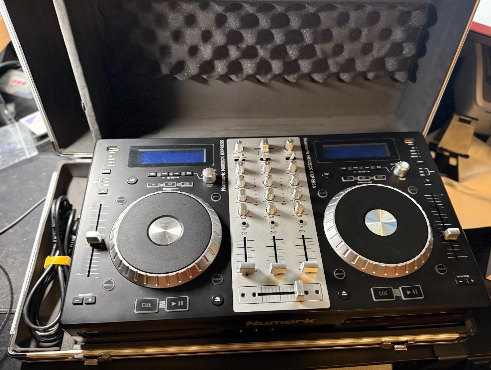 Numark Mixdeck Express Double Deck Controller - Black Numark Mixdeck Express Double Deck Controller - Black