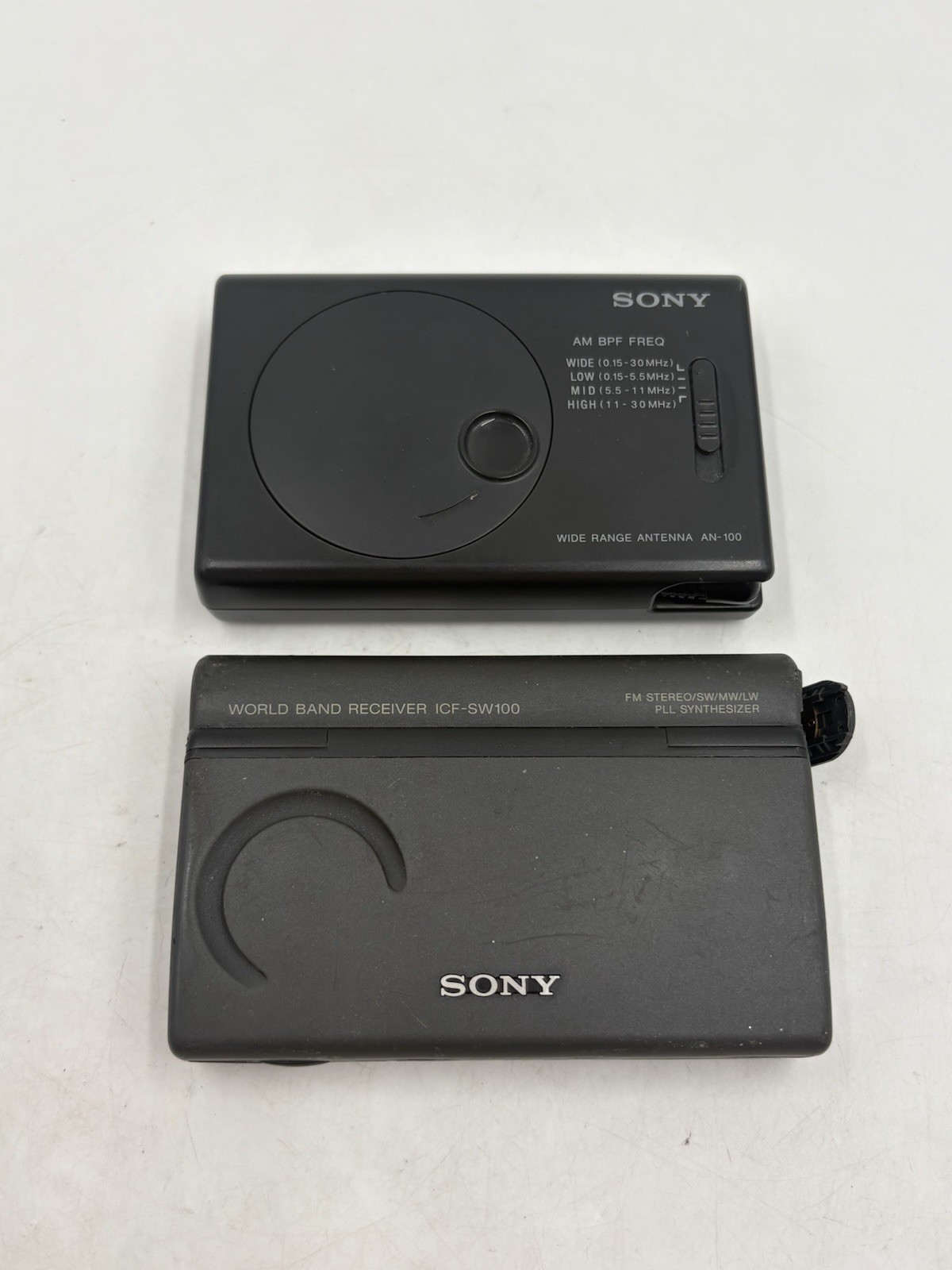 Sony ICF-SW100 World Band Receiver & AN-100A Wide Range Antenna **READ** Sony ICF-SW100 World Band Receiver & AN-100A Wide Range Antenna **READ**