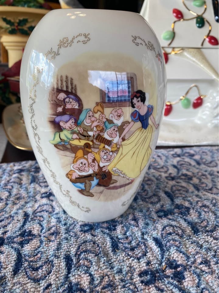 LENOX DISNEY SHOWCASE SNOW WHITE AND DWARFS FLOWER VASE - 7\ LENOX DISNEY SHOWCASE SNOW WHITE AND DWARFS FLOWER VASE - 7\