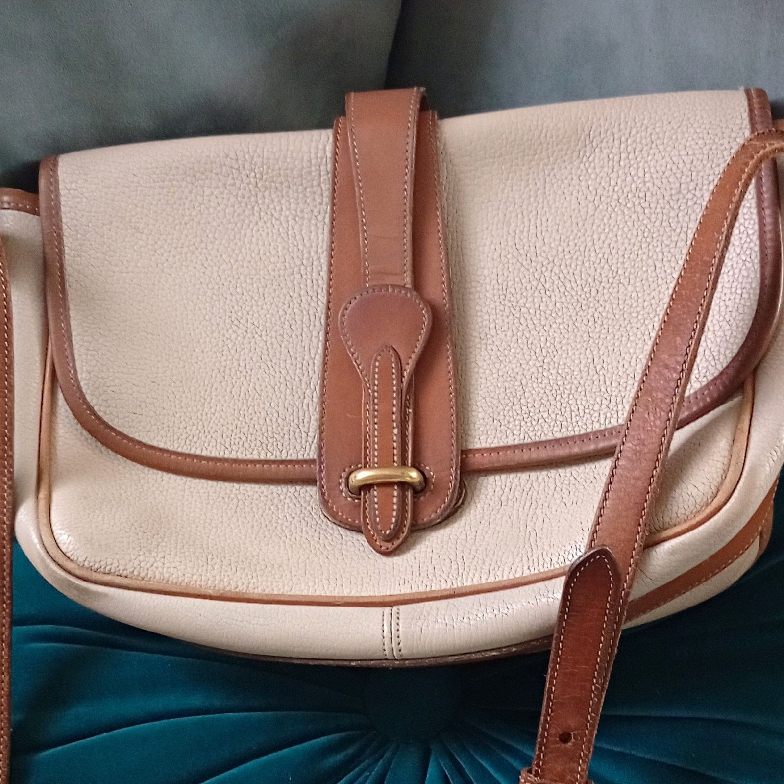 Vintage Dooney & Bourke All Weather Beige Tan Crossbody Bag Zip Buckle Pockets Vintage Dooney & Bourke All Weather Beige Tan Crossbody Bag Zip Buckle Pockets