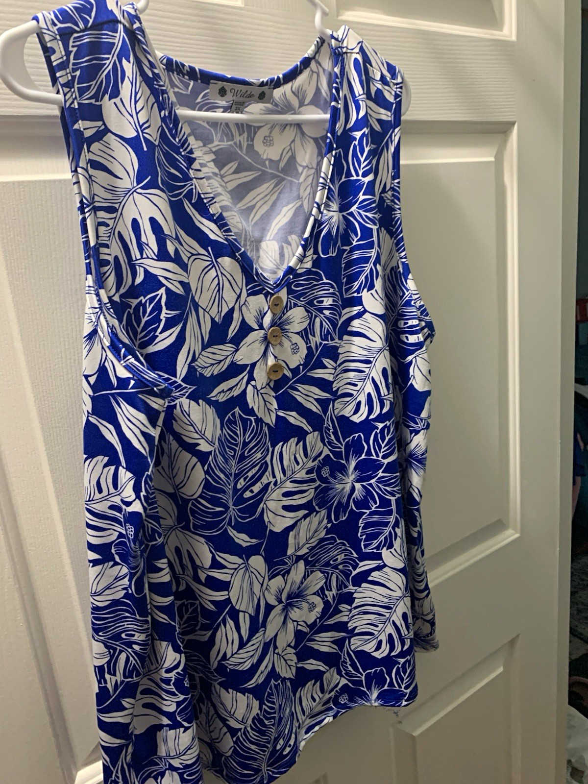 Wilde Women’s Blue & White Floral V-Neck Sleeveless Button Tank Top Plus 3X Wilde Women’s Blue & White Floral V-Neck Sleeveless Button Tank Top Plus 3X