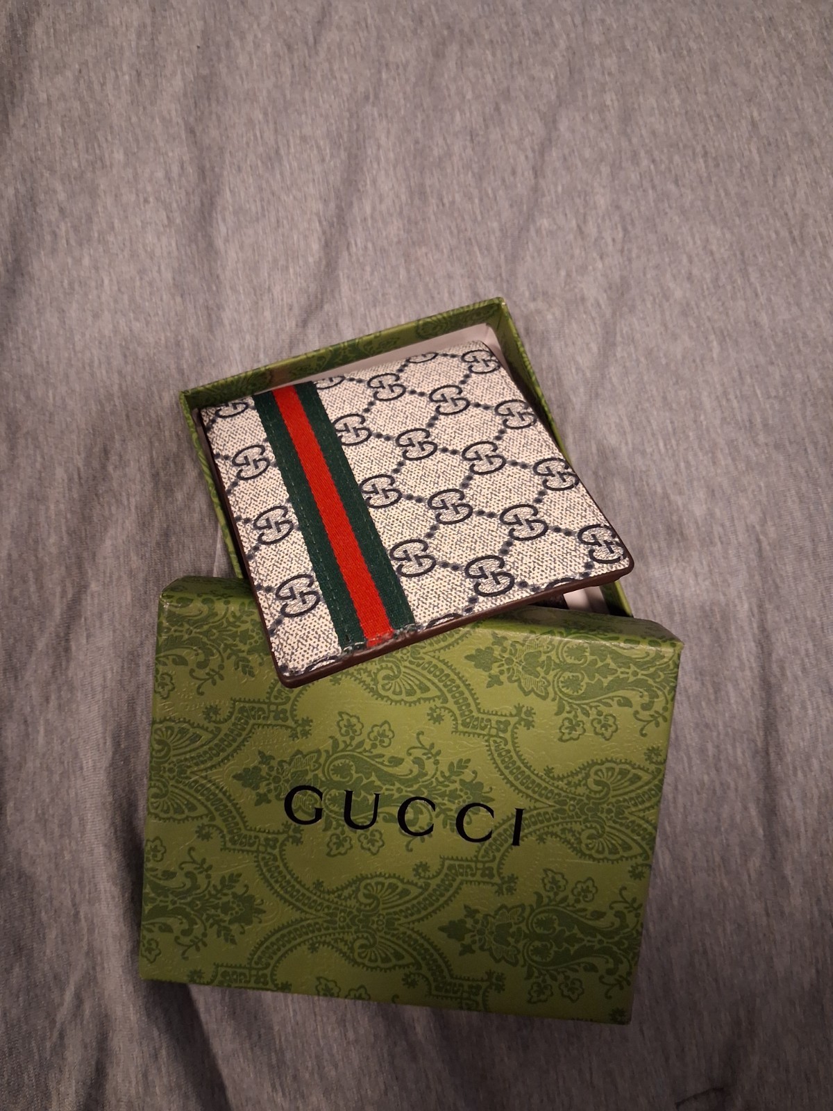 gucci wallet men excellent condition bought brand new used for two months. gucci wallet men excellent condition bought brand new used for two months.