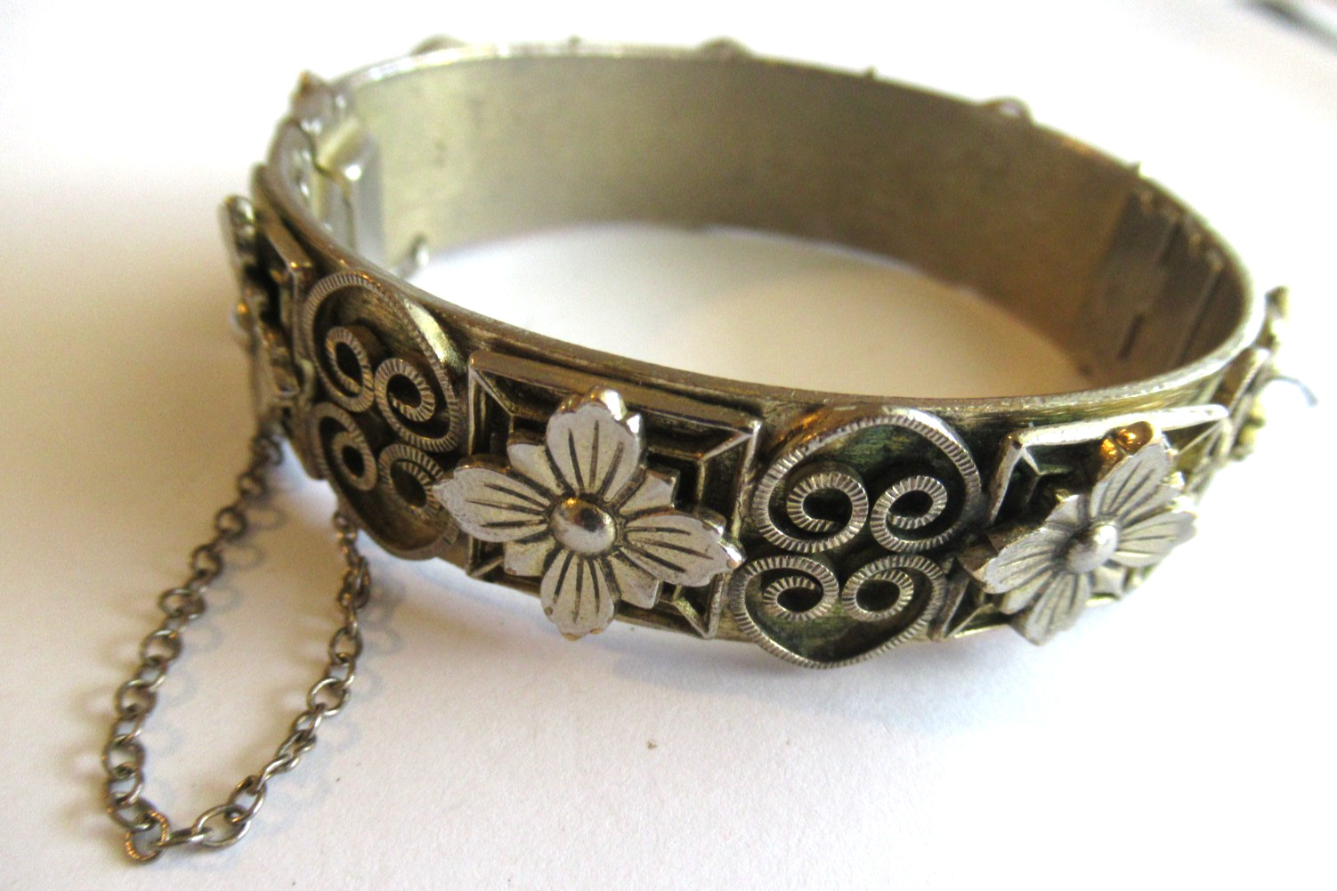 Vtg Whiting Davis Victorian Revival Etruscan Hinged Bangle Bracelet Vtg Whiting Davis Victorian Revival Etruscan Hinged Bangle Bracelet