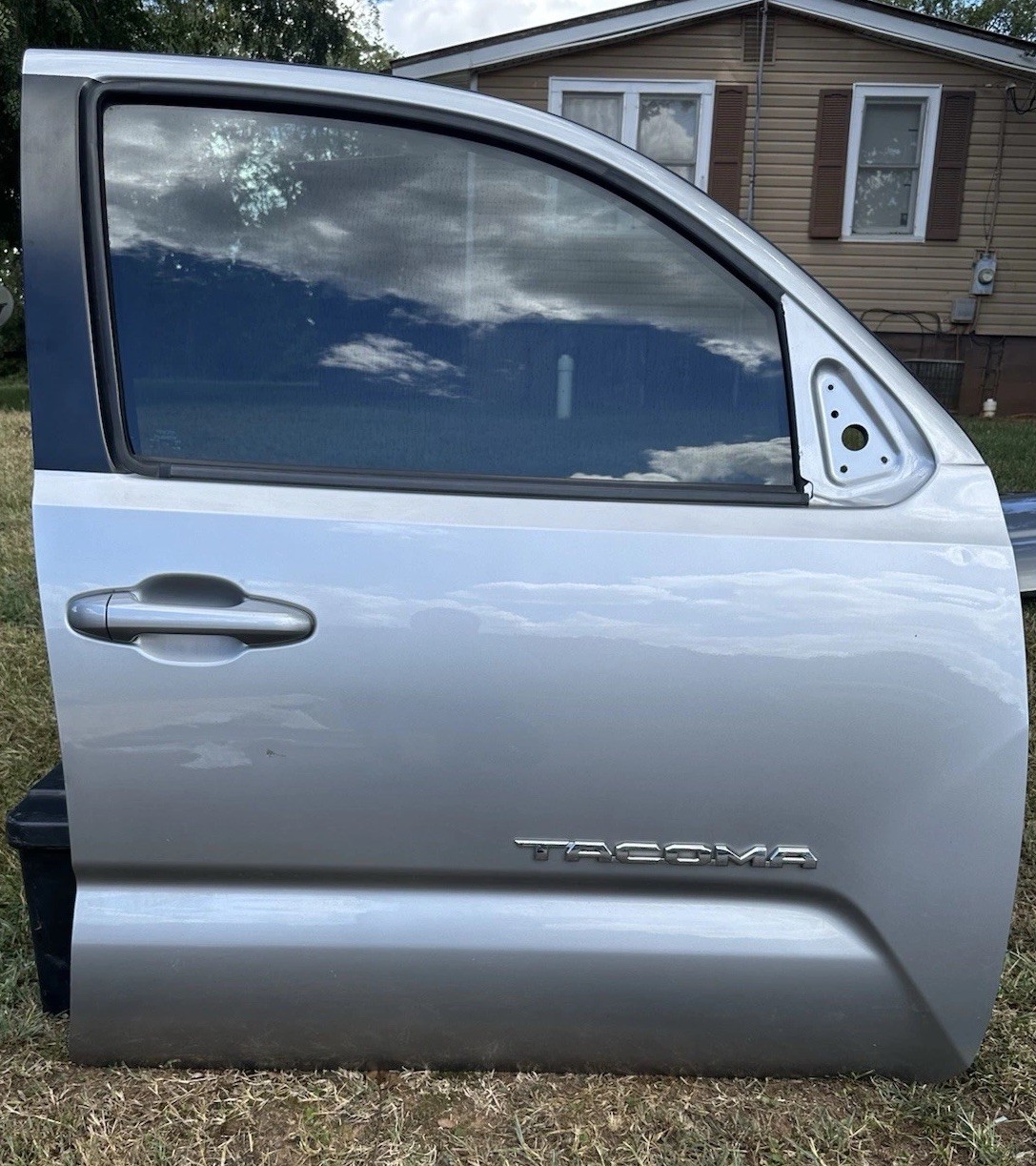 2016 - 2023 TOYOTA TACOMA FRONT RIGHT SIDE DOOR OEM Silver 2016 - 2023 TOYOTA TACOMA FRONT RIGHT SIDE DOOR OEM Silver