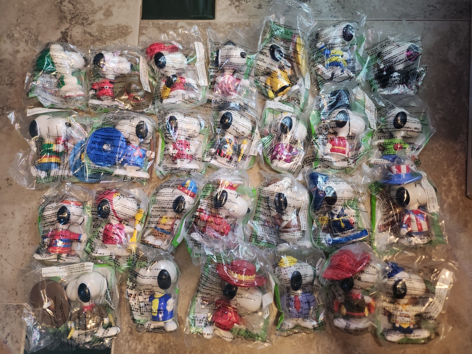 VINTAGE SNOOPY FIGURINES WORLD TOUR 1998 SET OF 28 SEAL McDonald's HAPPY MEAL