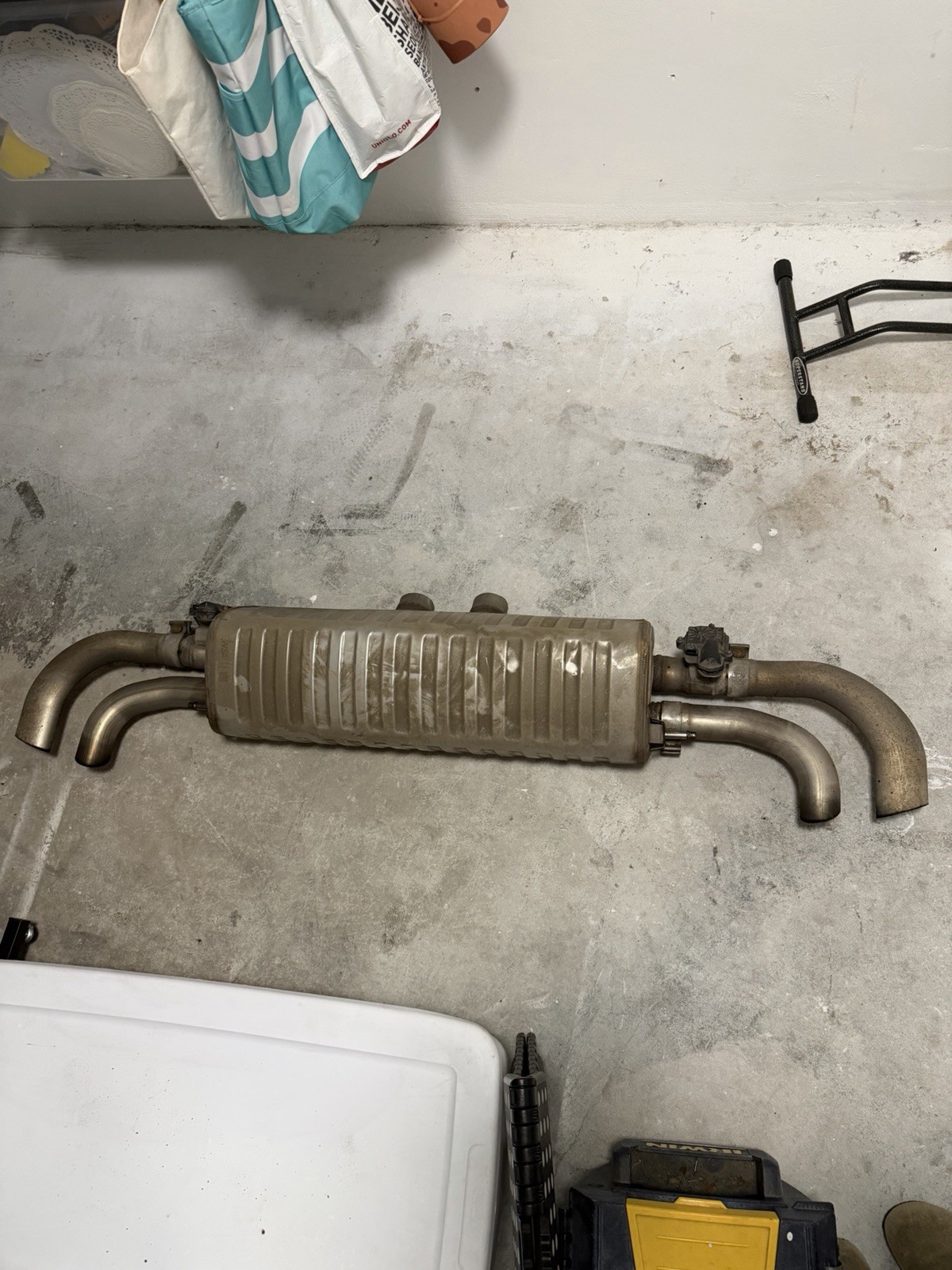 2020-2024 AUDI SQ8 4MN OEM4.OL AWD REAR EXHAUSTMUFFLER W/ ACTUATORS*DENT+CUT* 2020-2024 AUDI SQ8 4MN OEM4.OL AWD REAR EXHAUSTMUFFLER W/ ACTUATORS*DENT+CUT*
