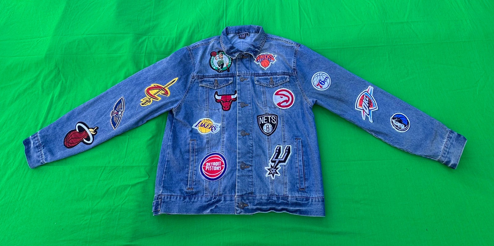 Vintage Ultra Game NBA Multi Team Men\'s Denim Jacket Size XL.