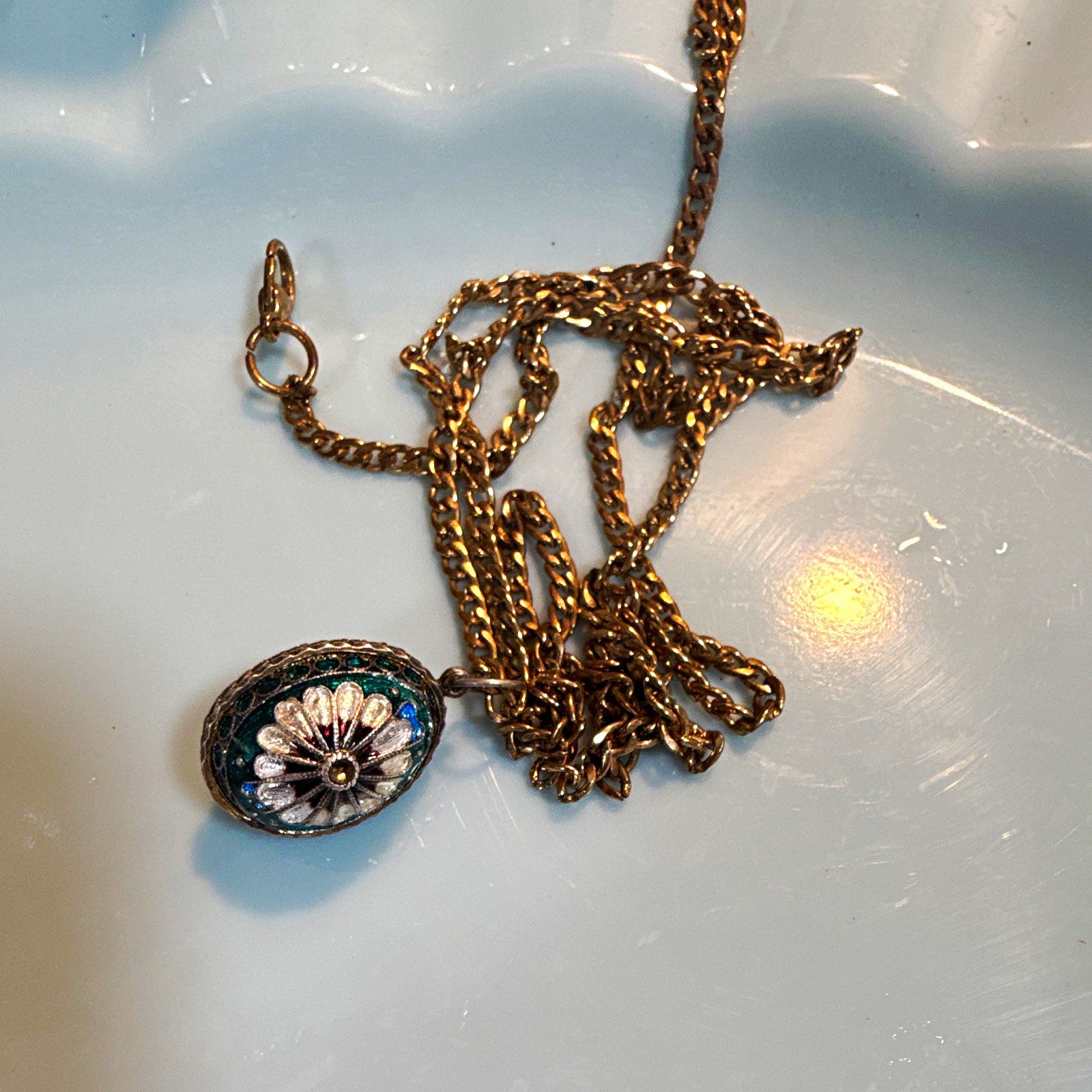 Gold Tone Metal Chain Necklace Oval Pendant Blue & White Spring Ring Gold Tone Metal Chain Necklace Oval Pendant Blue & White Spring Ring