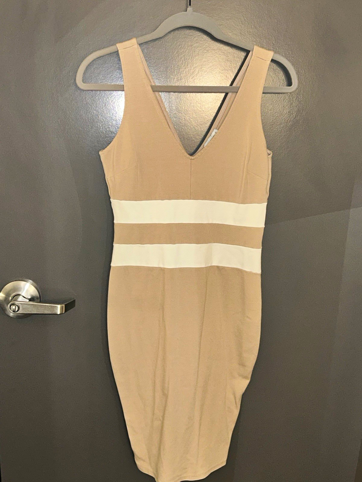 GUESS Women’s Bodycon Dress M Beige/White Colorblock V-Neck Sleeveless Knee GUESS Women’s Bodycon Dress M Beige/White Colorblock V-Neck Sleeveless Knee