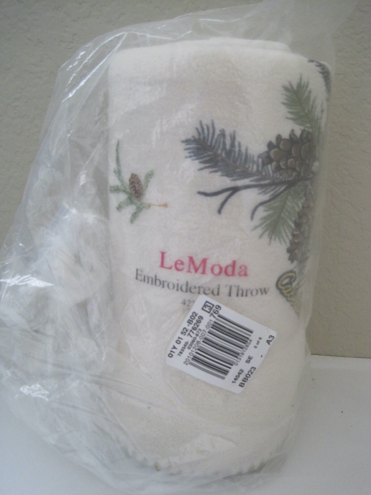 Le Moda Embroidered Throw Cabela\'s Pine Branch New 42\