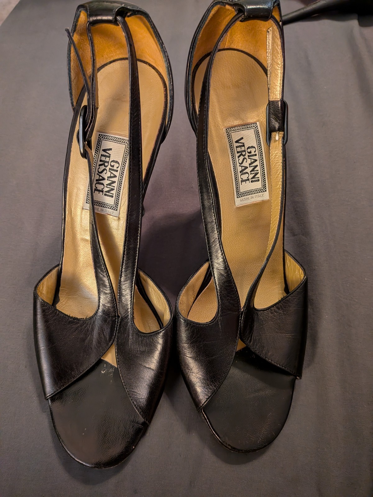Vintage Gianni Versace Black Leather Slingback T-Strap Open Toe Heels EU 38 US 7 Vintage Gianni Versace Black Leather Slingback T-Strap Open Toe Heels EU 38 US 7