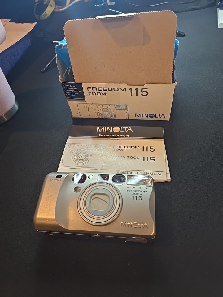 Minolta Freedom Zoom 115 35mm Point & Shoot Camera, with box & manuals Minolta Freedom Zoom 115 35mm Point & Shoot Camera, with box & manuals