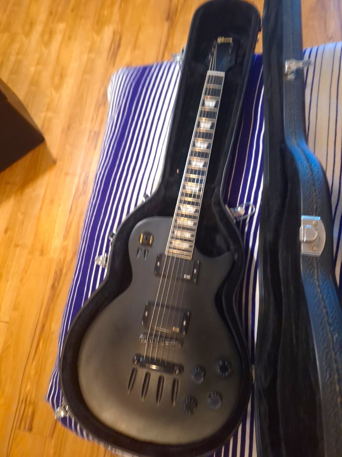 2005 Gibson Les Paul Menace Black Solid Body Electric Guitar w/Hard Case 2005 Gibson Les Paul Menace Black Solid Body Electric Guitar w/Hard Case