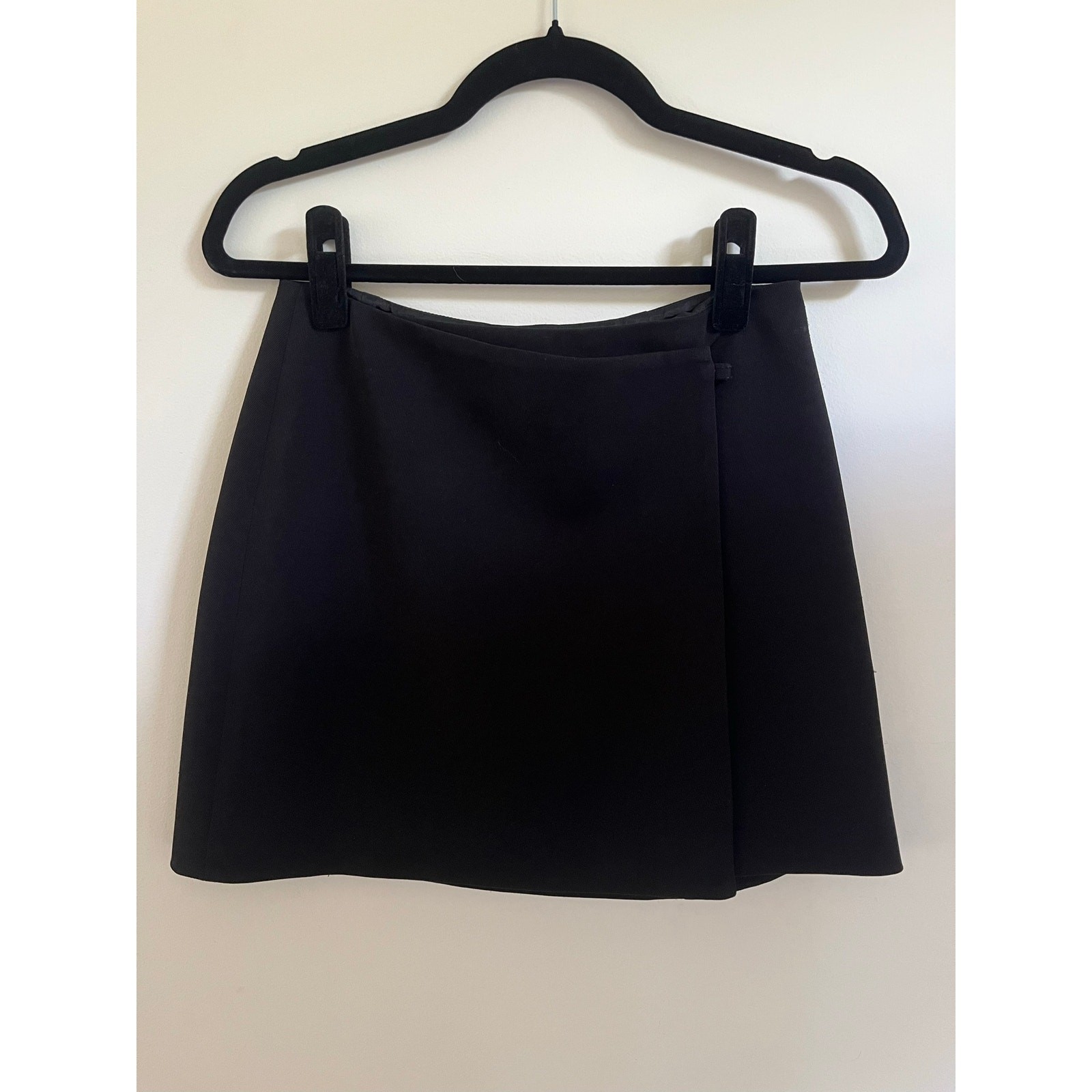 Vintage 90’s Y2K Bebe Wrap Women’s Mini Skirt Sz 4 Classic Minimalist Vintage 90’s Y2K Bebe Wrap Women’s Mini Skirt Sz 4 Classic Minimalist