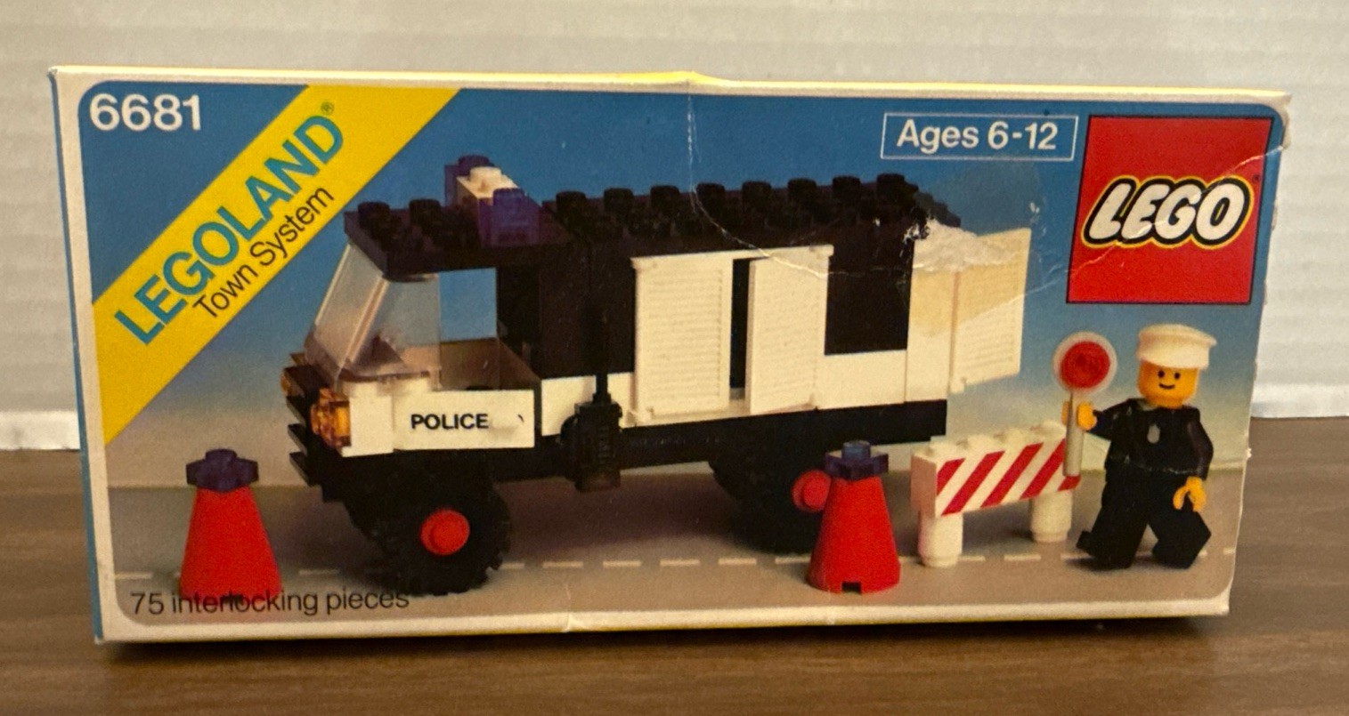 LEGO LEGOLAND Town System Police Van 6681 Vintage 75 pcs Ages 6-12