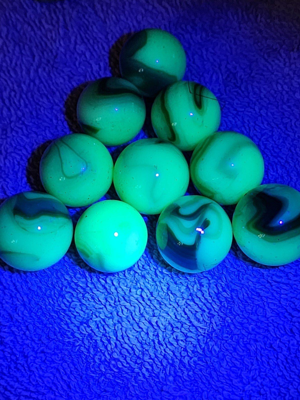 10  UV  REACTIVE JABO HARD TO FIND FENTON GLASS  3/4\