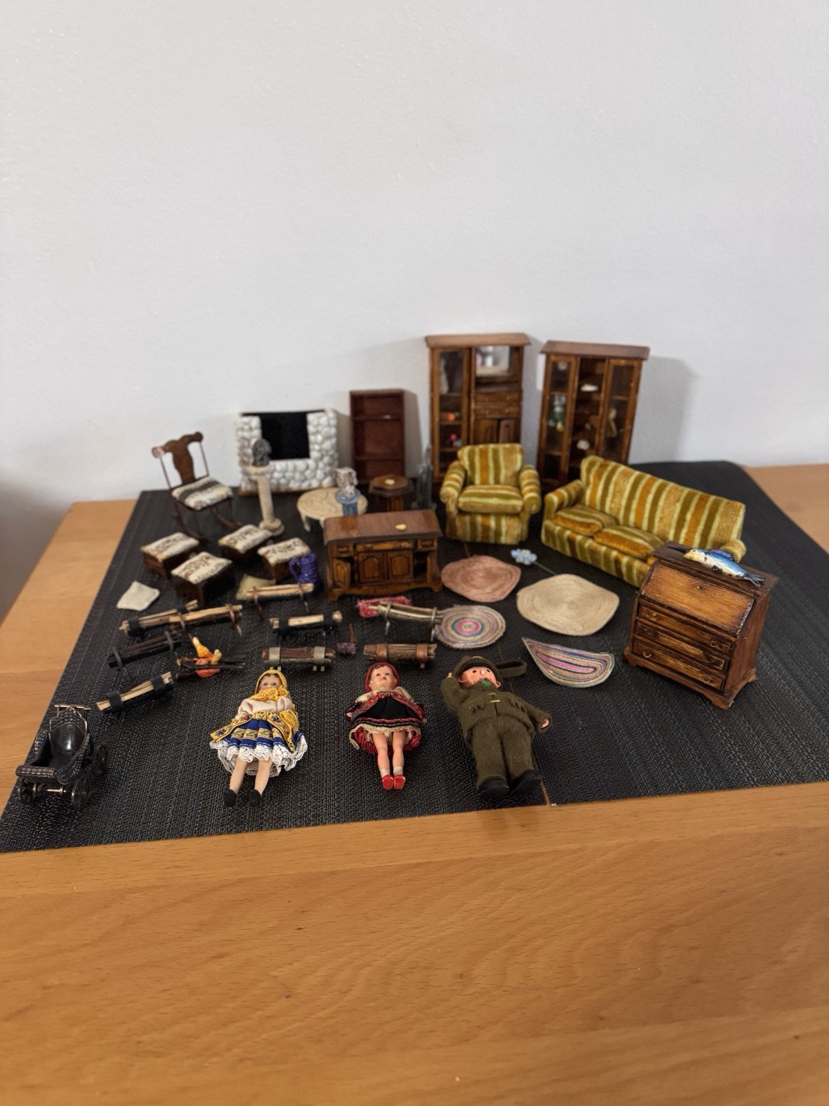 DOLLHOUSE AND ASSORTED MINIATURE FURNITURE, ACCESSORY LOT VINTAGE TO ANTIQUE