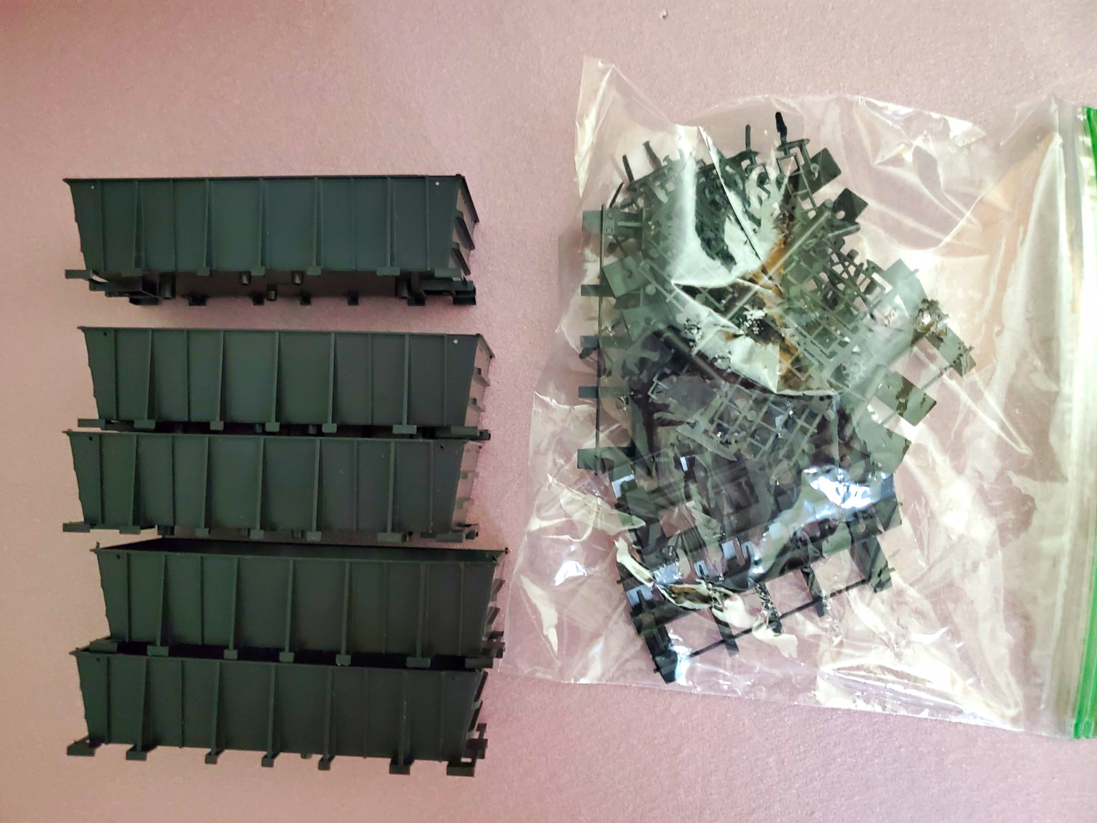 HO Scale Lot 5 Roundhouse Ore Car Kits Undecorated HO Scale Lot 5 Roundhouse Ore Car Kits Undecorated